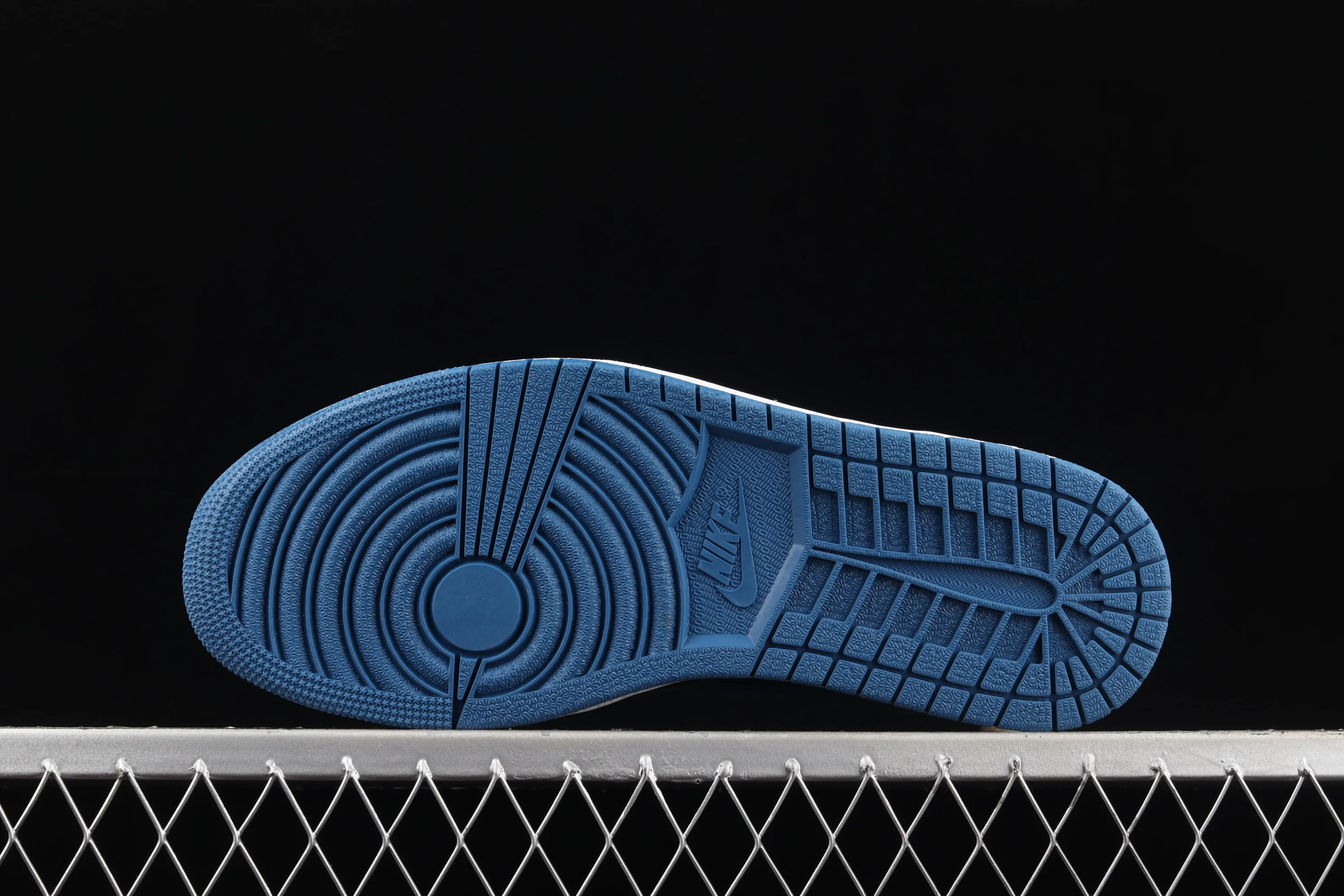 All categories Air Jordan Jordan series basketball shoes Air Jordan 1 High L version Air Jordan AJ1 High Retro AJ1 Joe 1 Royal Blue 2.0 high-top basketball shoes 555088-404